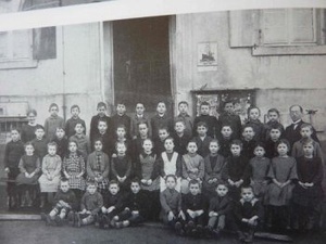 Schulklasse vor dem Schul- und Rathaus