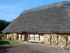 Rekonstruktion eines Wohnstallhauses (Alamannenhof) Rekonstruktion eines Wohnstallhauses (Alamannenhof)