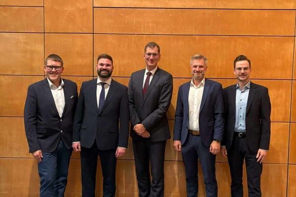 v.r.n.l Adrian Geigenbauer, Marco Capobianco, Bürgermeister Lars Brügner, Kevin Schüller, Morten Dernedde  v.r.n.l Adrian Geigenbauer, Marco Capobianco, Bürgermeister Lars Brügner, Kevin Schüller, Morten Dernedde