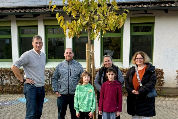 V.l.n.r. hinten: Herr Bürgermeister Brügner, von dem Förderkreis Kassenwart Björn Zacharias, die 1. Vorsitzende Tina Sorgenfrei und die 2. Vorsitzende Alexandra Wolf, vorne: die Schülerinnen Celine und Emma