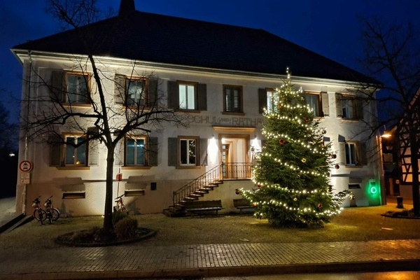 Weihnachtsbaum Rathaus V&ouml;rstetten