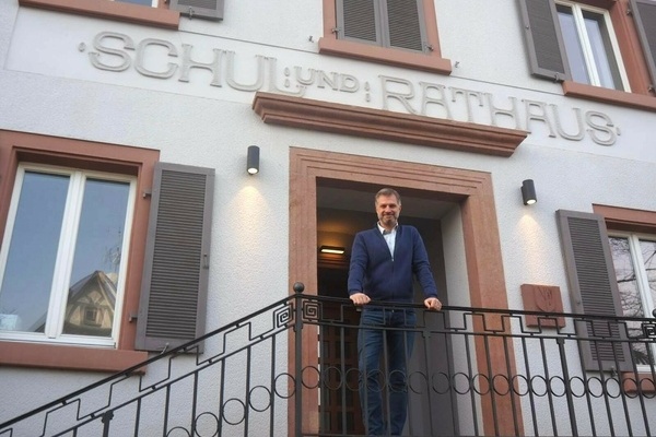 Kevin Schller vor dem Rathaus 