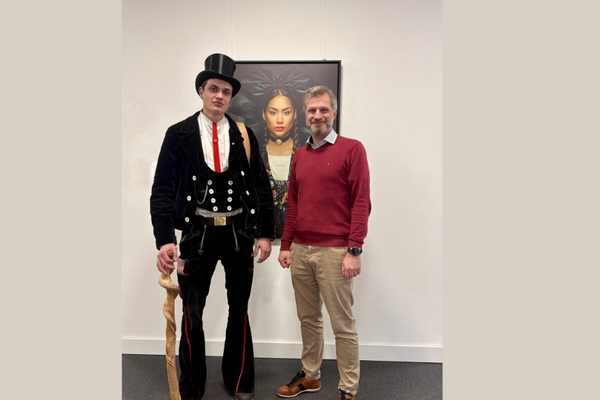 Wandergeselle in seiner Kluft und B&uuml;rgermeister Kevin Sch&uuml;ller