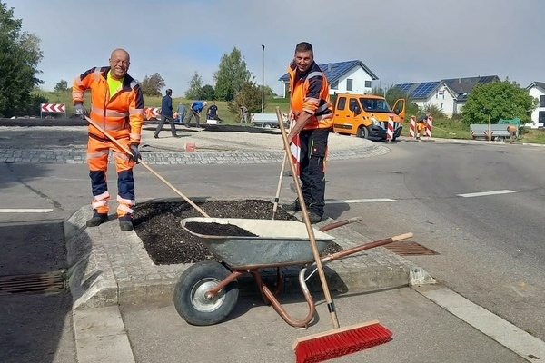 Bauhof Vrstetten lernt Blumenwiesen und Wildstaudenbeete fr Hummeln, Schmetterlinge und Wildbienen anzulegen