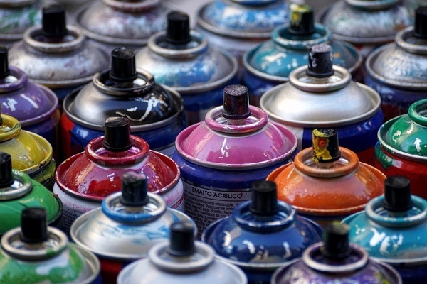 Bunte Spr&uuml;hflaschen stehen nebeneinander/Bild: Pixabay