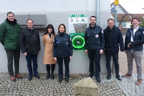 Foto: Bruno Meyer Personen von links nach rechts: Brgermeister Lars Brgner, Harald Nbling (Sparkasse Freiburg-Nrdlicher Breisgau), Yvonne Ritter (Dorfbckerei Ritter), Katja Merz (Bereitschaftsleitung DRK Vrstetten), Andrej Hog (2. Vorsitzender des