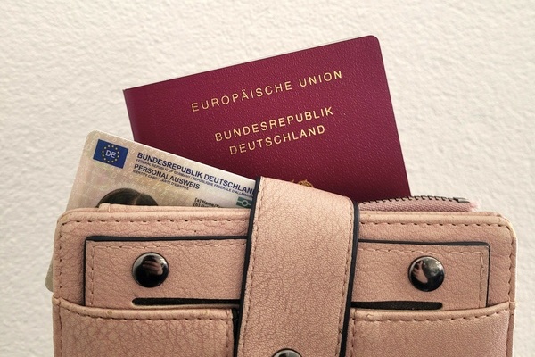 Personalausweis und Reisepass