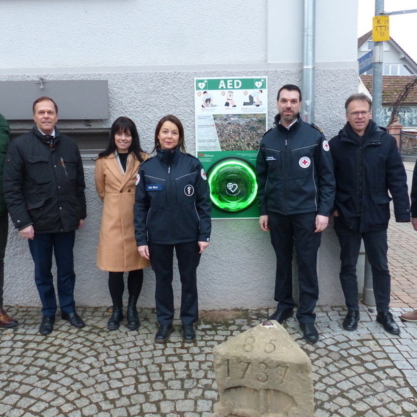 Foto: Bruno Meyer Personen von links nach rechts: Brgermeister Lars Brgner, Harald Nbling (Sparkasse Freiburg-Nrdlicher Breisgau), Yvonne Ritter (Dorfbckerei Ritter), Katja Merz (Bereitschaftsleitung DRK Vrstetten), Andrej Hog (2. Vorsitzender des