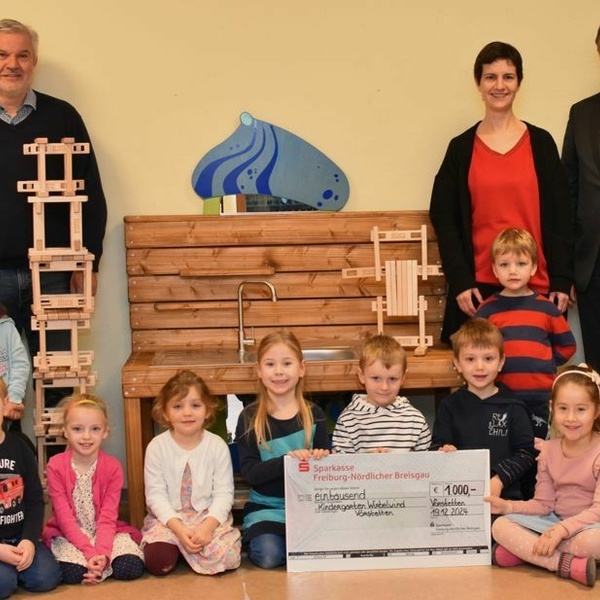 v.l.n.r.: Janine Reiser (Kindergarten Wirbelwind), Sandra Jehle (Elternbeirat), Hansjrg Frey (Brgermeisterstellvertreter), Hannah Andres (Elternbeirat), Harald Nbling (Sparkasse) und Christine Mohr (Kindergarten Wirbelwind) freuen sich zusammen mit den